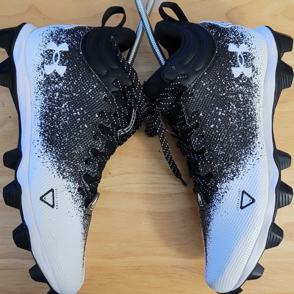 *******SOLD******* BN No Box; Under Armour Men's LUX football cleats; Size 8.5